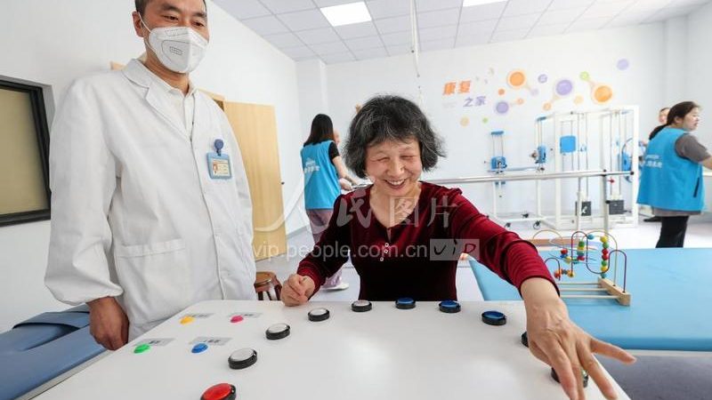 成都失能老人护工费用，每月四五千到上万差别在哪